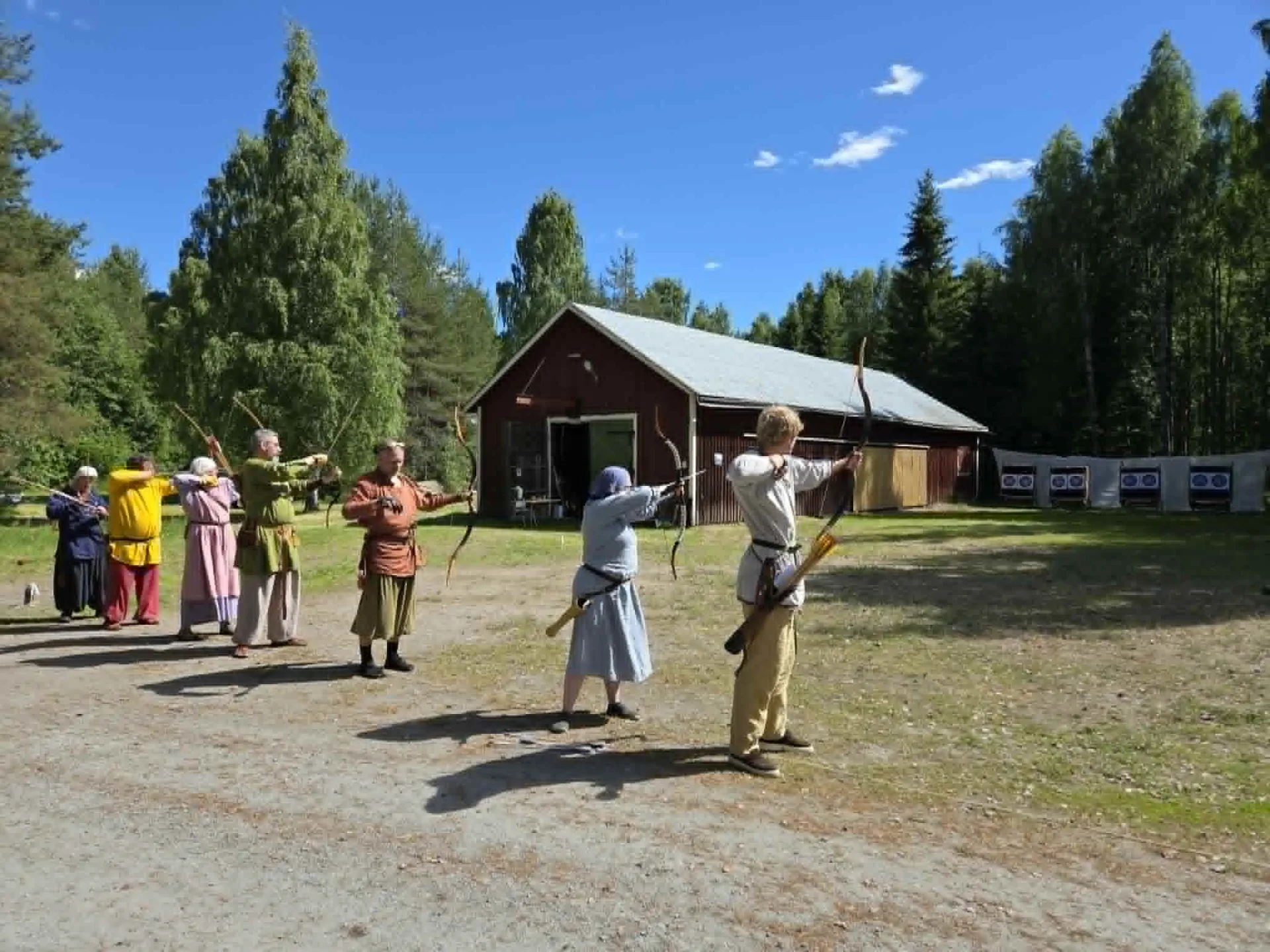 Bågskyttemänniskor står och skjuter
