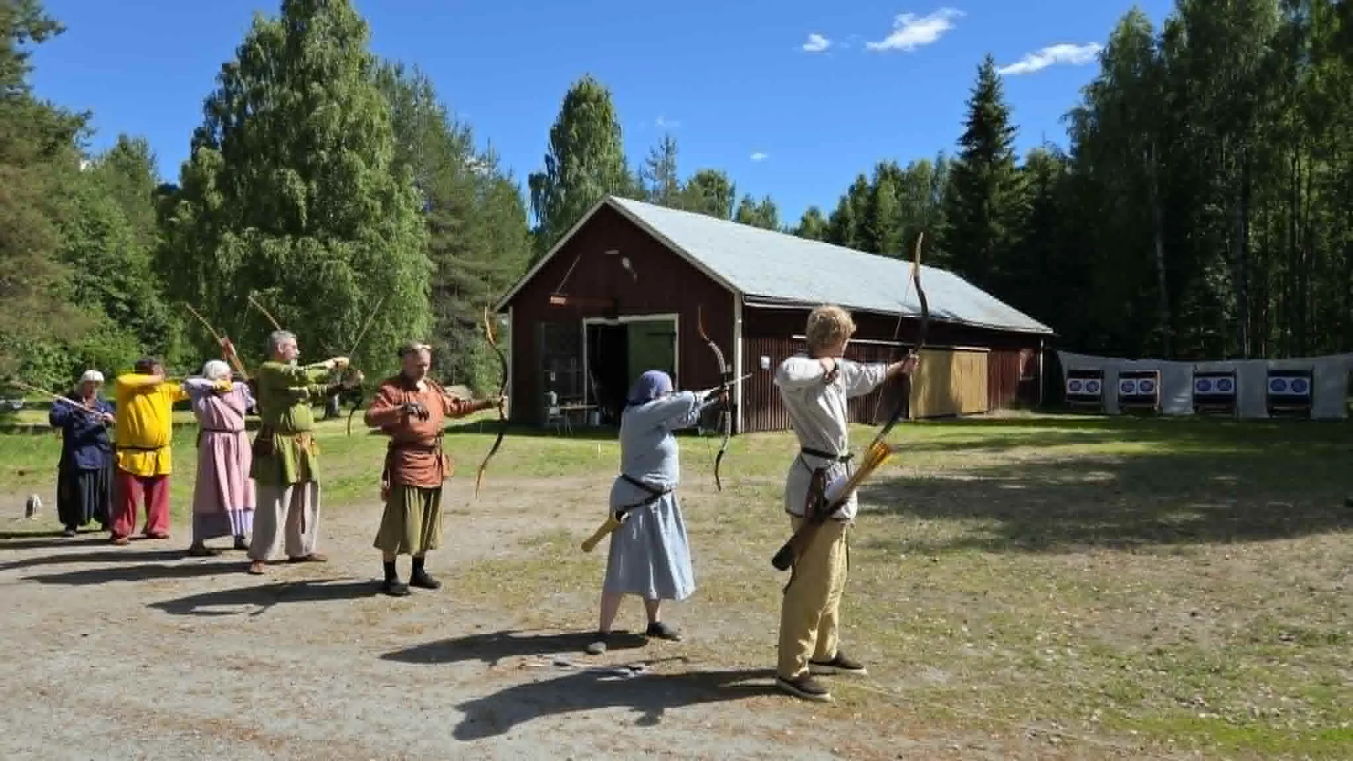 Bågskyttemänniskor står och skjuter