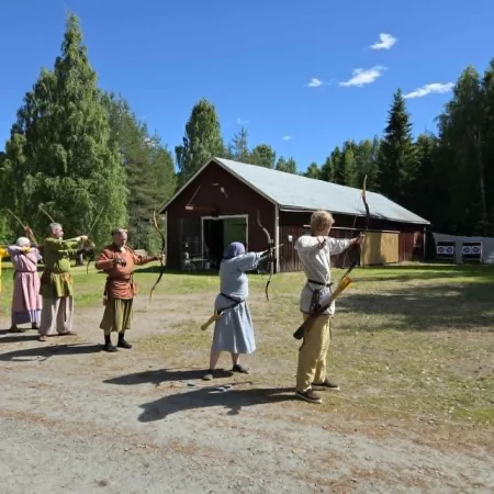 Bågskyttemänniskor står och skjuter